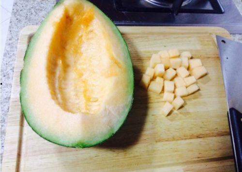 请问感冒可以吃哈密瓜不,感冒期间适宜食用哈密瓜的探讨