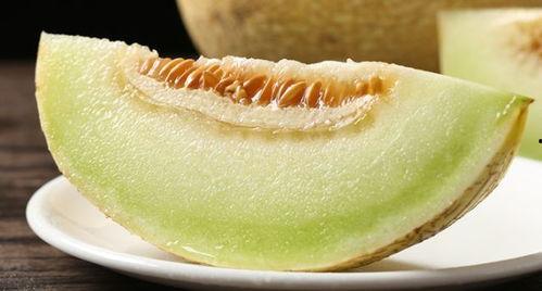 三兄弟吃蜜瓜,甜蜜时光传递亲情