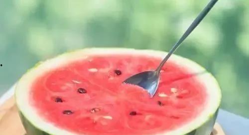 瓜农用勺吃瓜