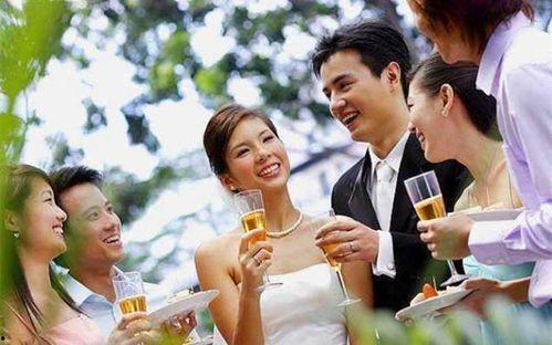 结婚新人吃瓜,揭秘结婚新人的甜蜜瞬间