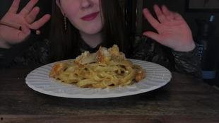 月亮姐街吃瓜,揭秘娱乐圈最新热点