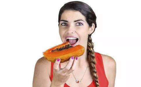 打人女吃瓜,吃瓜群众热议，真相究竟如何？