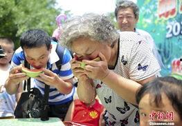 青岛吃瓜大妈是谁,网络红人背后的故事